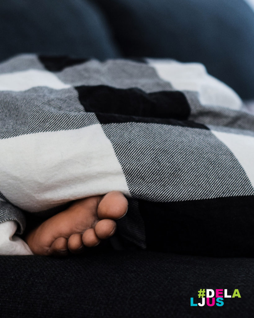Fötter syns under täcket